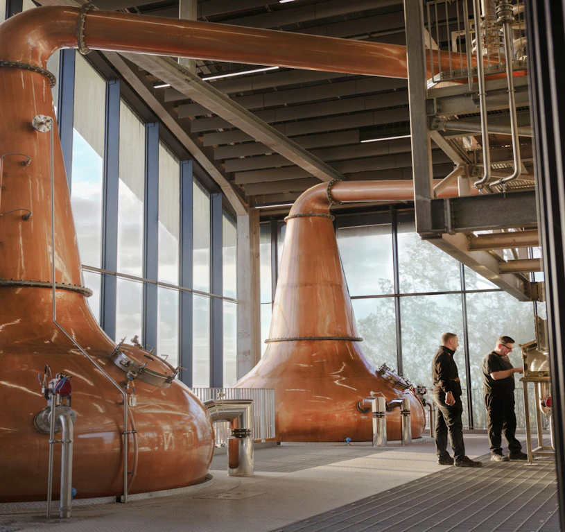 Koperen pot stills in het nieuwe stookhuis van de Port Ellen distilleerderij op Islay