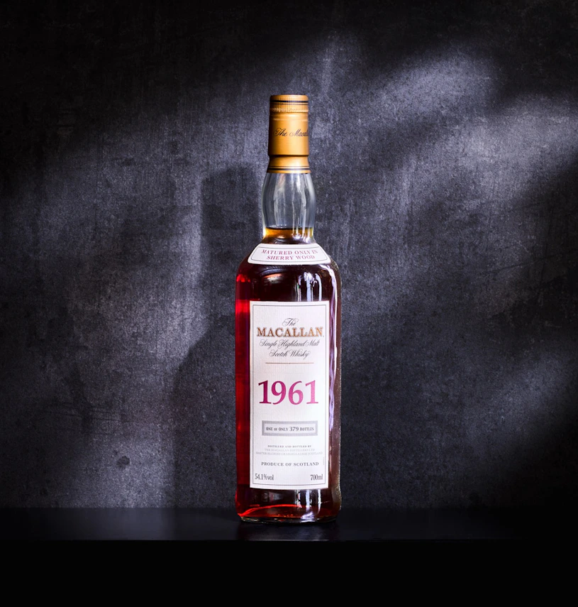 Fles Macallan 1961 single malt Scotch whisky tegen een donkere achtergrond