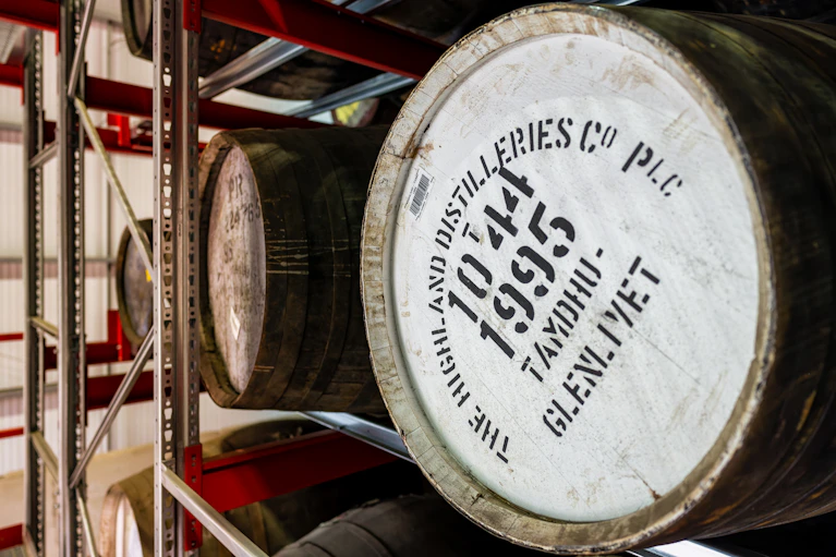 Rijpende whiskyvaten op pallets in een Schots warehouse