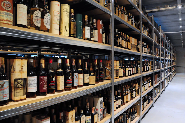 Een deel van de kluis van Scotch Whisky Investments met zeldzame flessen single malt whisky