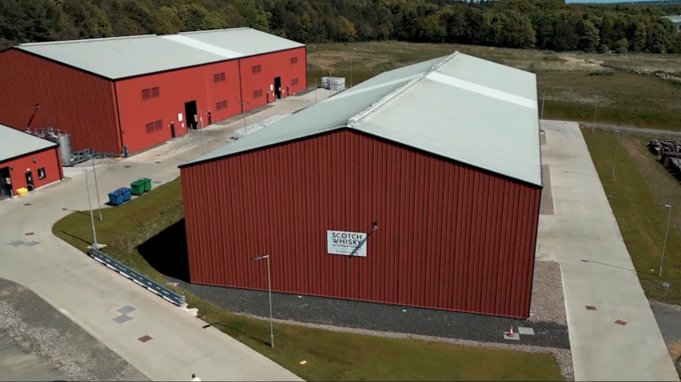 Luchtfoto van de Scotch Whisky Warehousing-faciliteit in Schotland