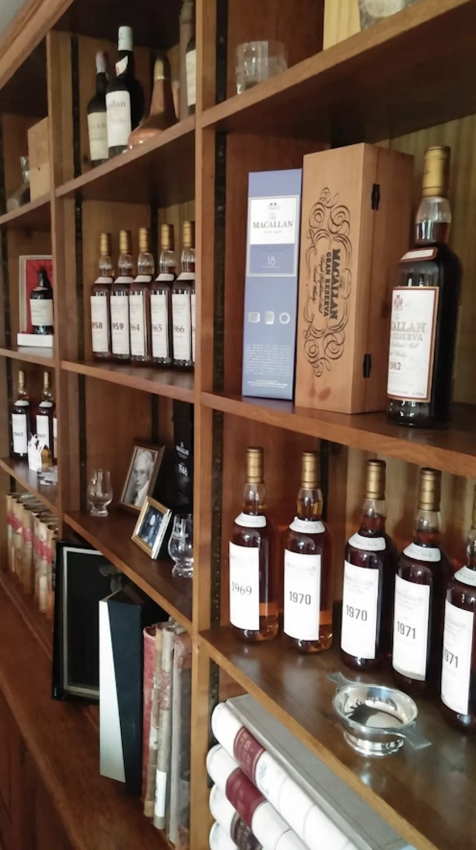 Wandkast met flessen Schotse single malt whisky