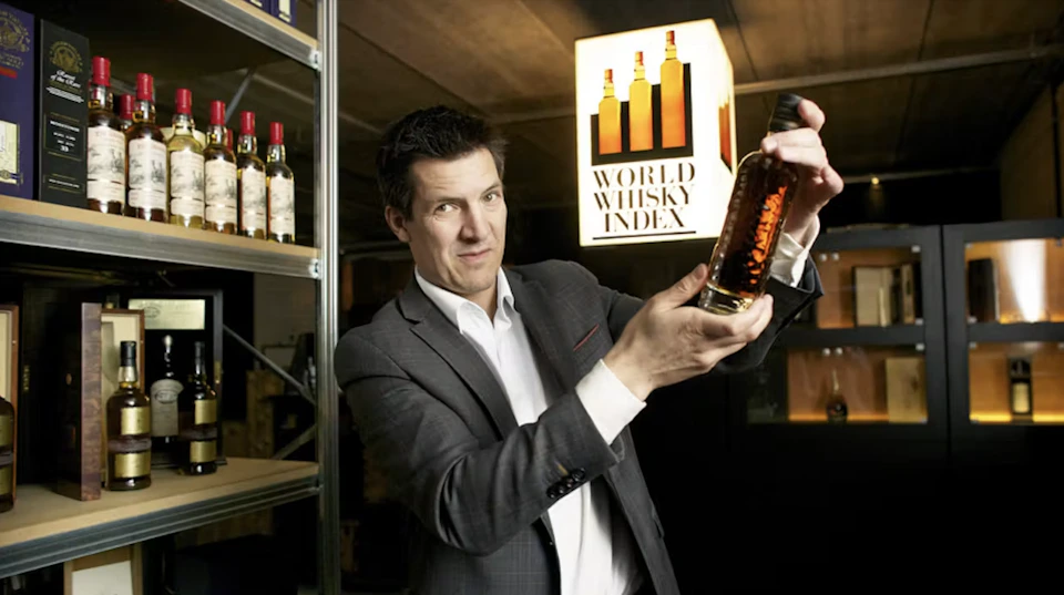 Michel Kappen met een fles whisky bij de World Whisky Index