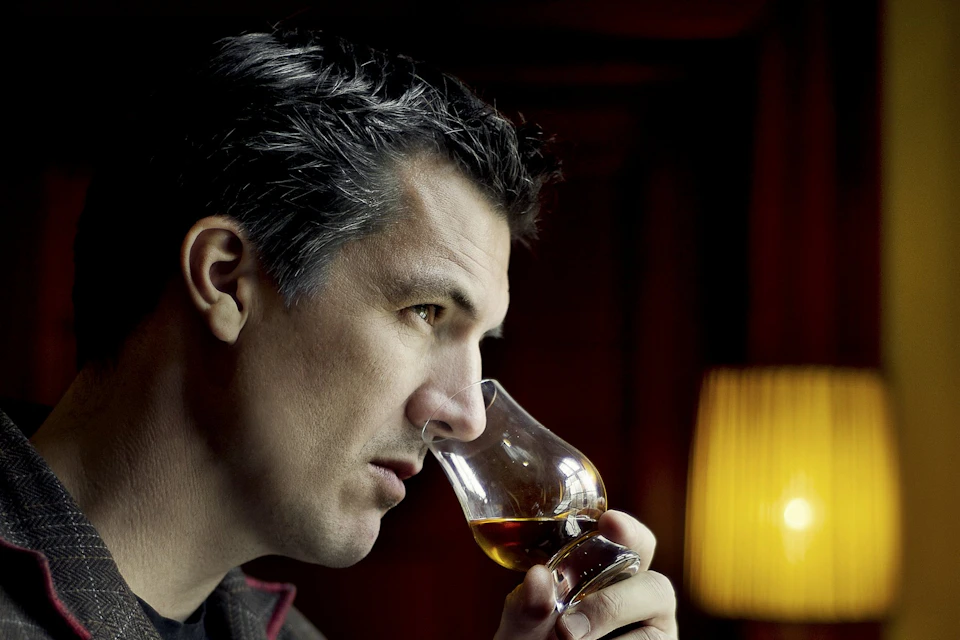 Michel Kappen ruikt aan een glas single malt whisky