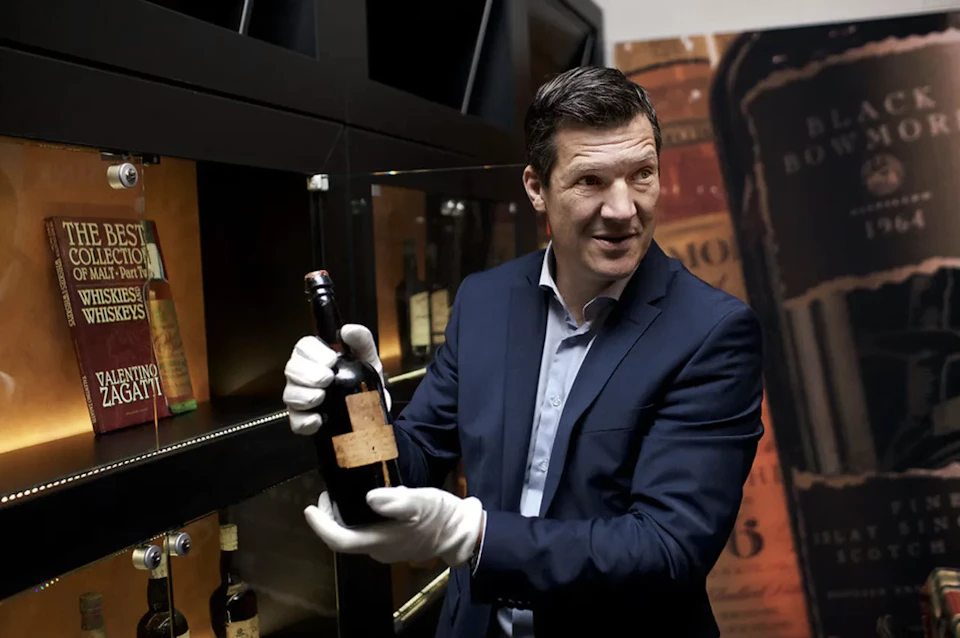 Michel Kappen met een fles uit de Valentino Zagatti-collectie