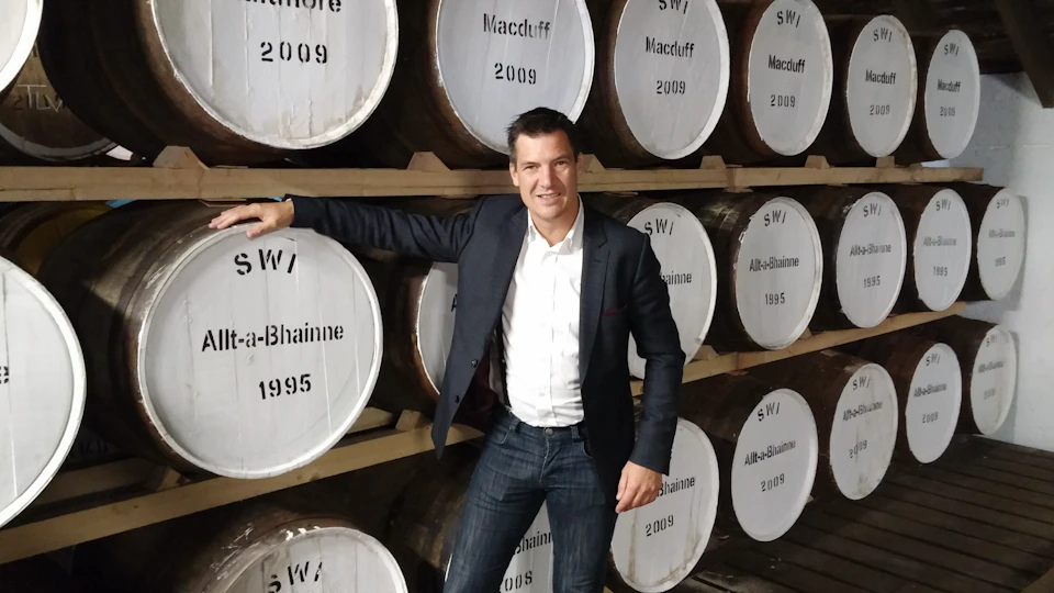 Michel Kappen tussen de whiskyvaten van Scotch Whisky Investments
