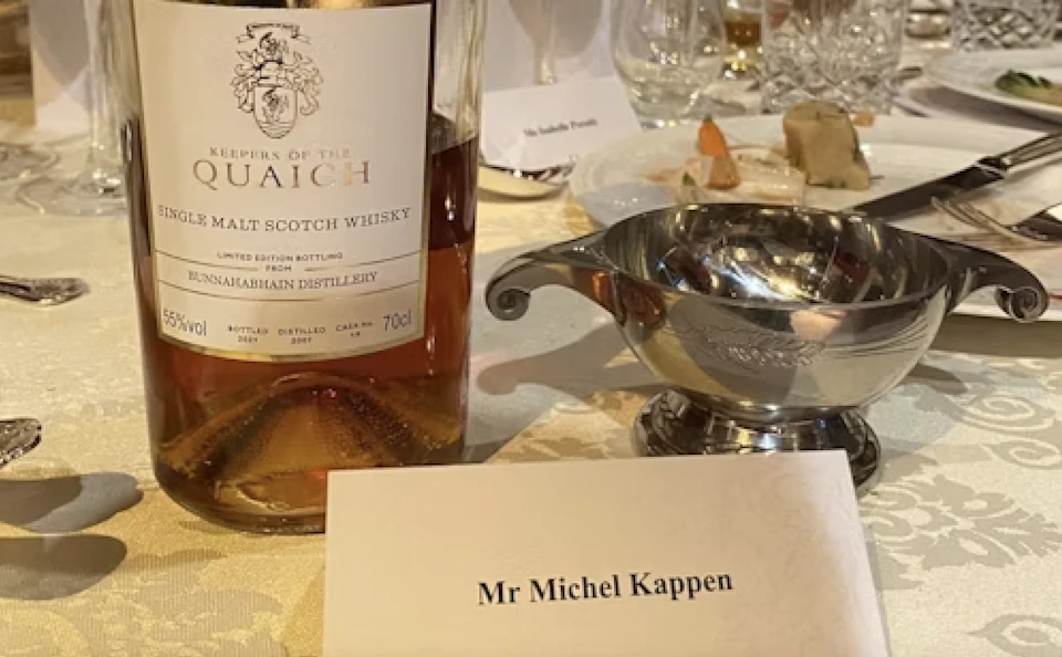 Quaich en naamkaart van Michel Kappen tijdens de Keepers of the Quaich-ceremonie