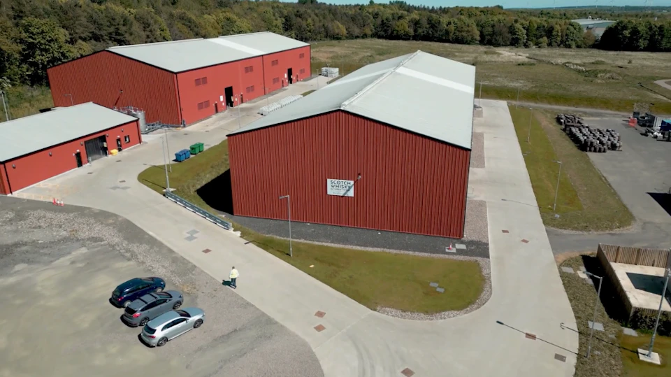 Luchtfoto van de warehouses van Scotch Whisky International in Schotland