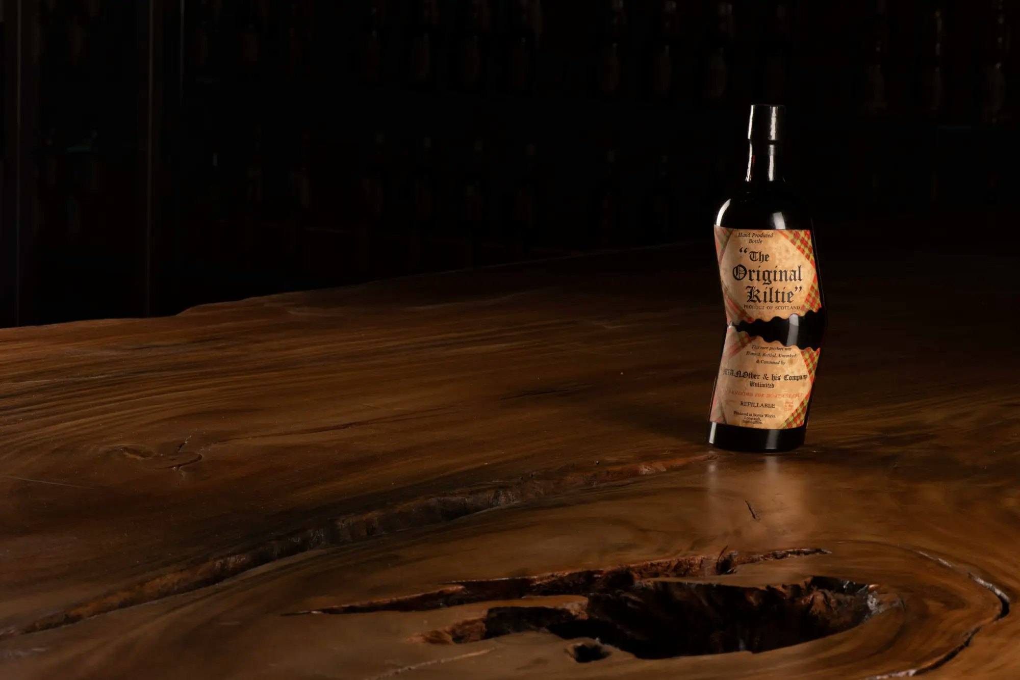 Een zeldzame fles op een houten tafel in gedempt licht