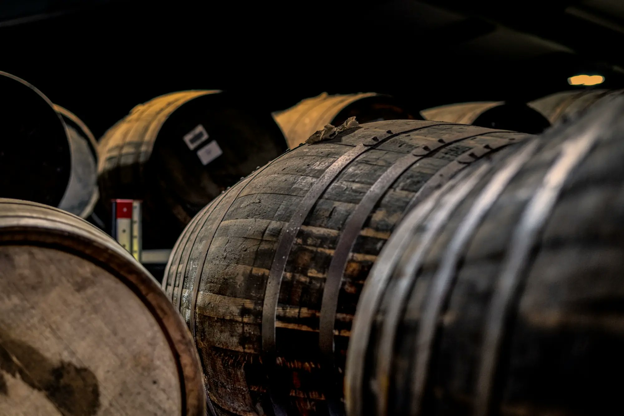 Vaten die rusten in een bonded warehouse