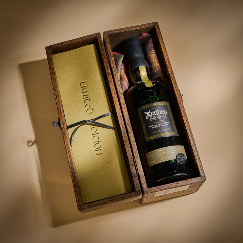 Fles Ardbeg Provenance, een Schotse single malt whisky, in een houten kist