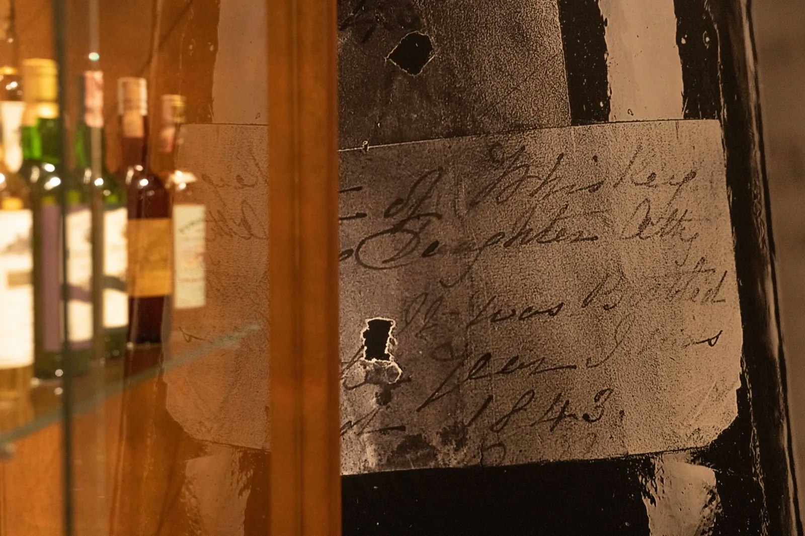 Een handgeschreven whiskyregister achter glas uit 1843