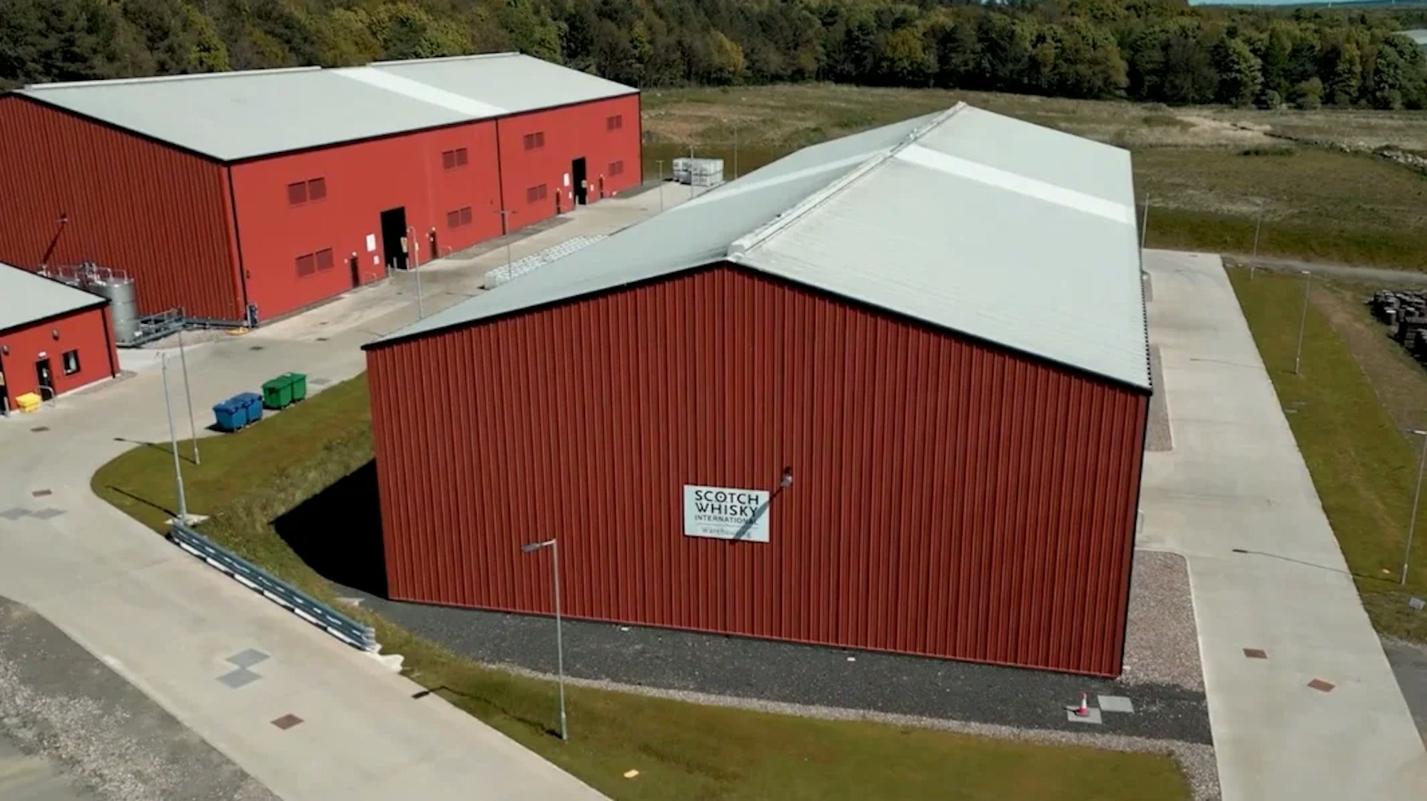 Luchtfoto van de warehouses van Scotch Whisky Warehousing