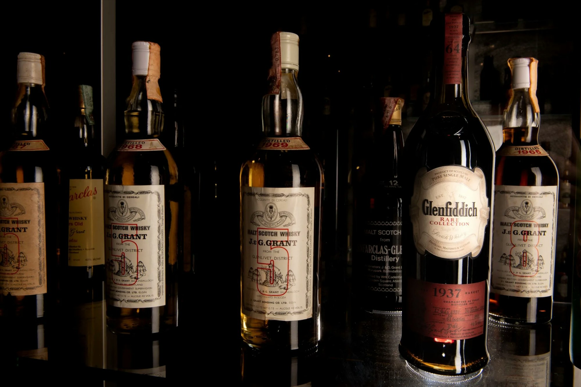 Zeldzame whiskyflessen van verschillende distilleerderijen op een schap