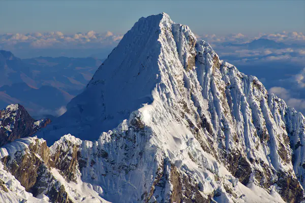 Ascenso al Alpamayo (5,947m) en los Andes Peruanos | undefined