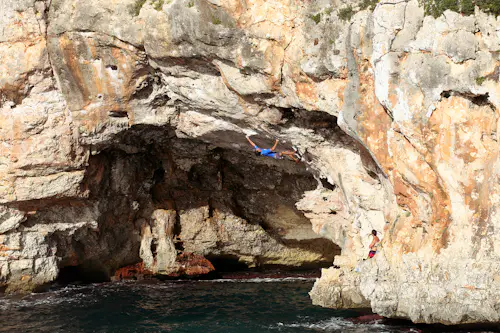 Escalada en solo sobre agua profunda en Mallorca
