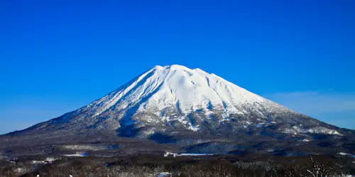 Ski sur le Mont Yotei : skier dans le cratère d'un volcan à Niseko, au Japon.