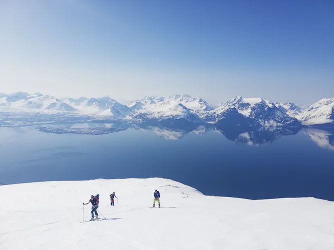 Semana de ascenso al mar con esquí de travesía en Lyngen, al norte de Noruega