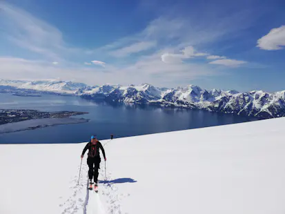 Semaine de ski de randonnée du sommet à la mer de Lyngen dans le nord de la Norvège