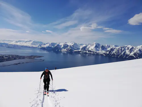 Semana de ascenso al mar con esquí de travesía en Lyngen, al norte de Noruega