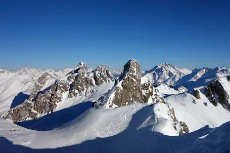 Grupo de esquí fuera de pista para intermedios en Arlberg, St. Anton