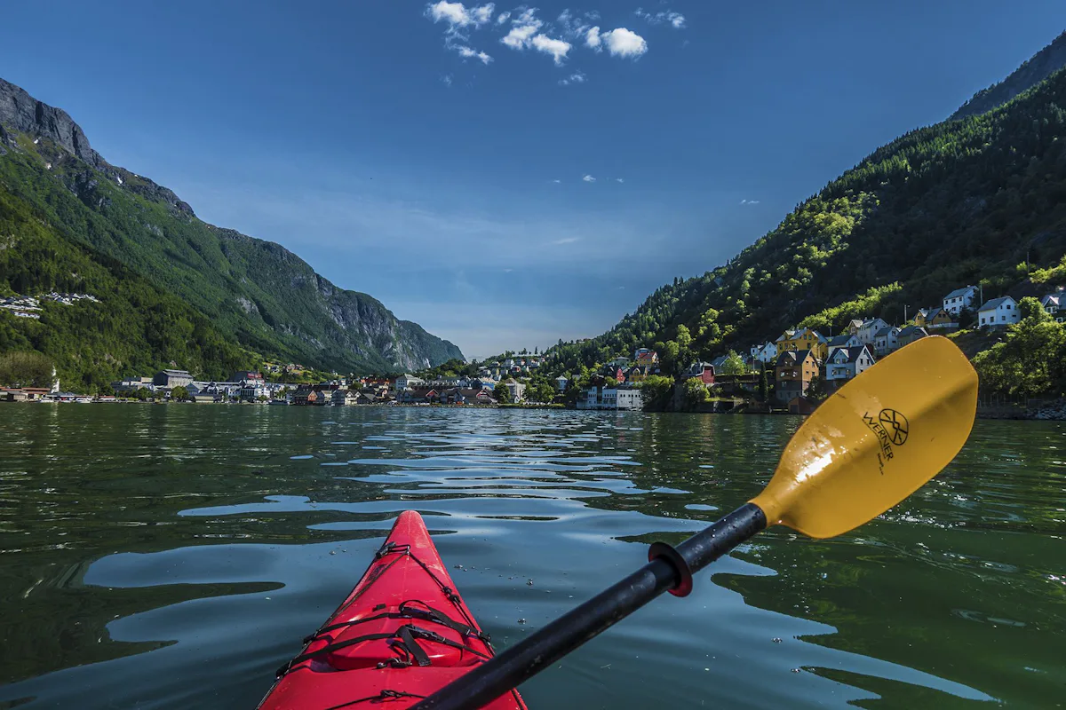 Kayak de mer sur le Hardangerfjord près d'Odda, Norvège | undefined