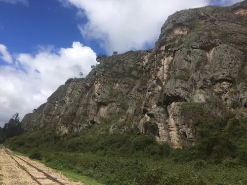 Escalada en roca en las rocas de Suesca en Colombia, cerca de Bogotá