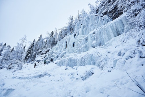 Journée de cascade de glace dans le canyon de Korouoma en Finlande, au départ de Rovaniemi