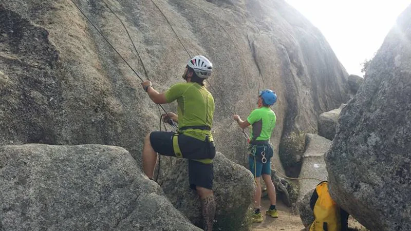 Rock climbing and rappelling for beginners in the Sierra de Guadarrama National Park