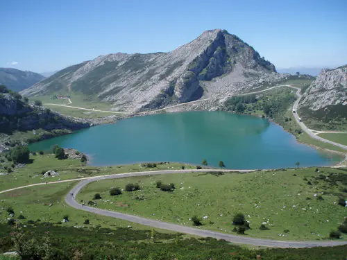 Excursión de Medio Día a los Lagos de Covadonga en los Picos de Europa
