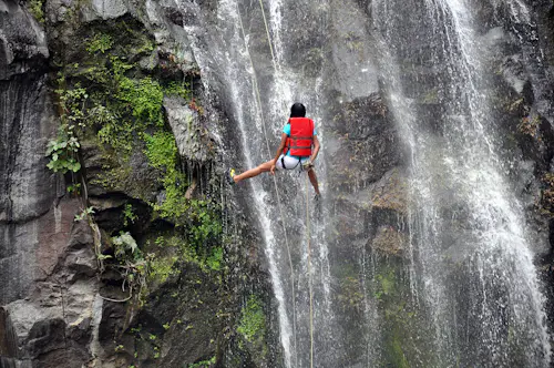 Rapel en la “Cachoeira do Horto” en el Bosque de Tijuca, Río de Janeiro (Medio día)