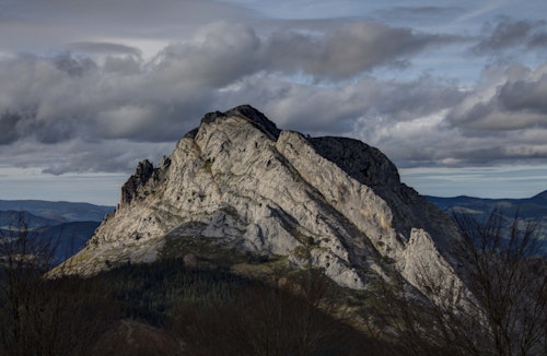 Rock climbing on the aretes and ridges of the Basque Country