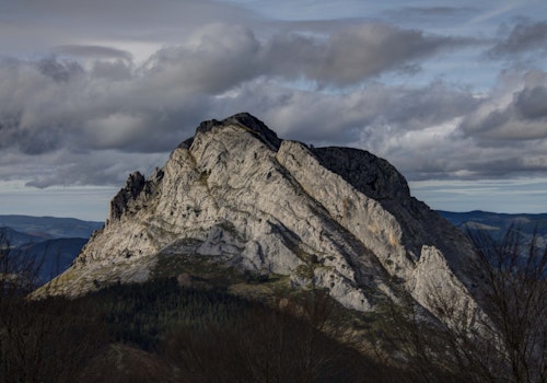 Rock climbing on the aretes and ridges of the Basque Country