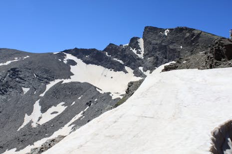 Introductory winter mountaineering course in the Sierra Nevada, near Lugros (Level I)