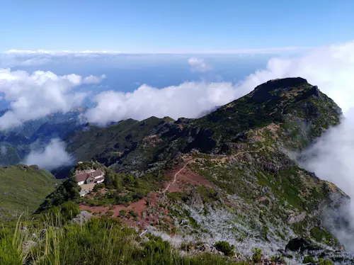 Senderismo del amanecer al atardecer desde Pico do Areeiro a Pico Ruivo en Madeira (Portugal)