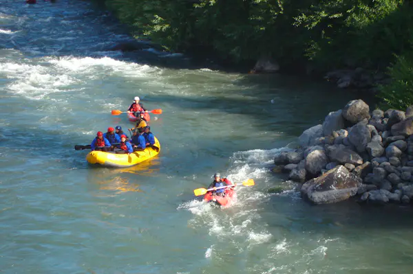 Rafting familiar en el río Trancura, cerca de Pucón (Medio día) | undefined