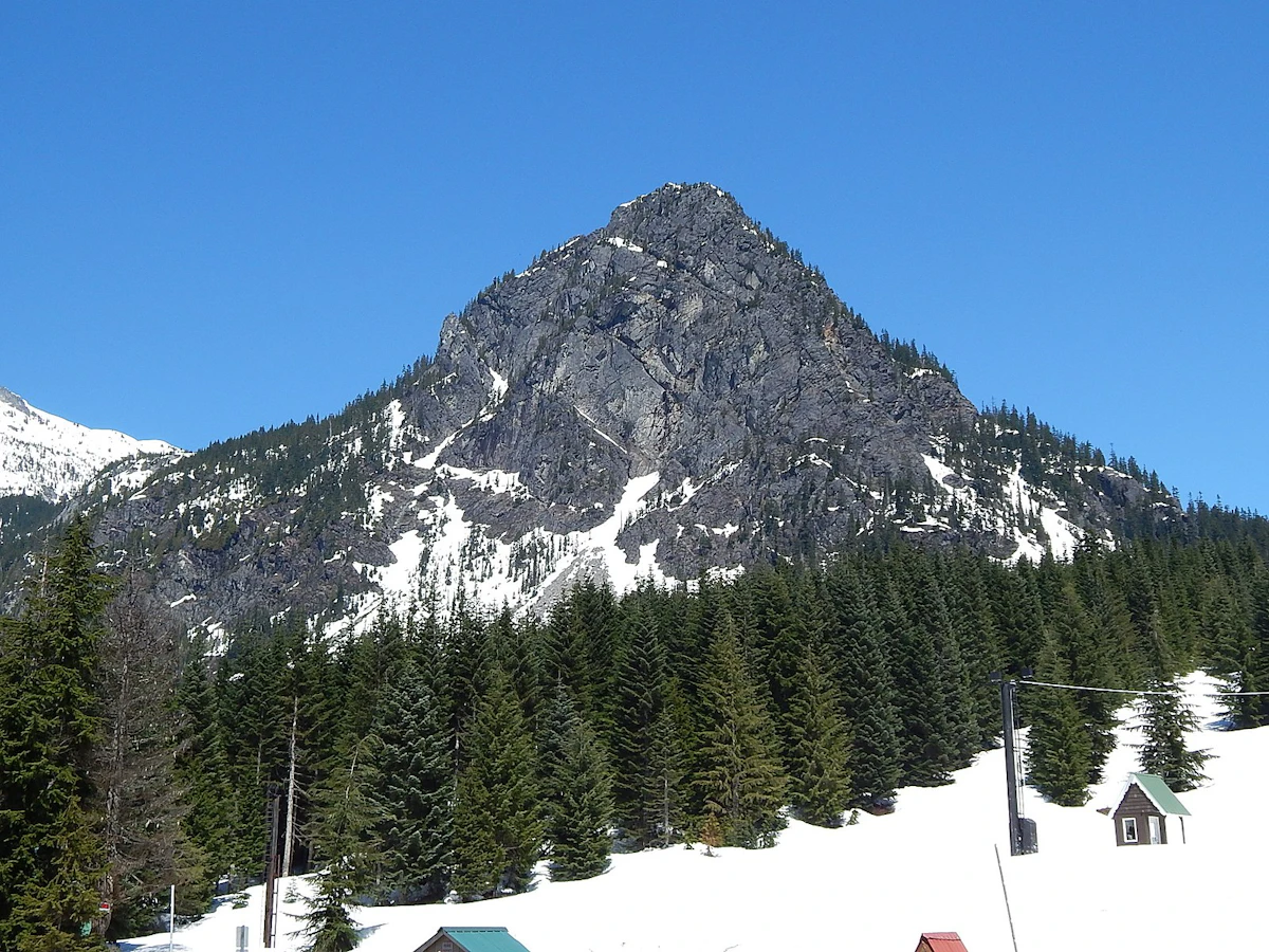 Snoqualmie_Pass_backcountry_skiing