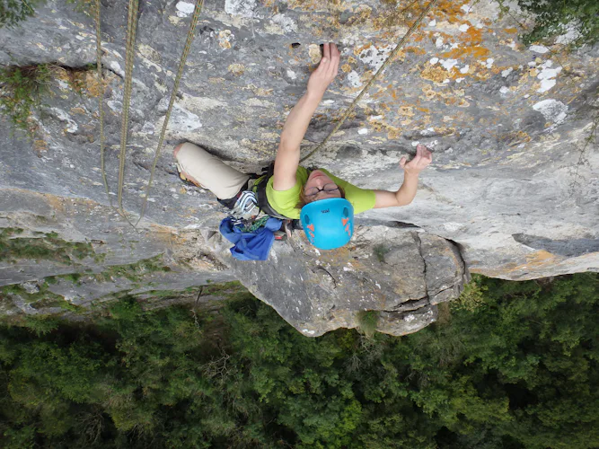 Discover multi-pitch rock climbing (Half-day)