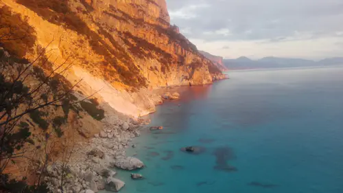 Trek Selvaggio Blu junto al mar en Cerdeña