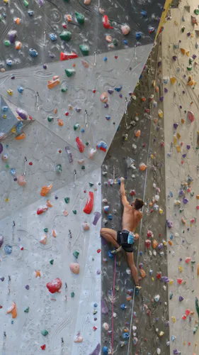 indoor-rock-climbing-salewa-cube-bolzano-taster-courses