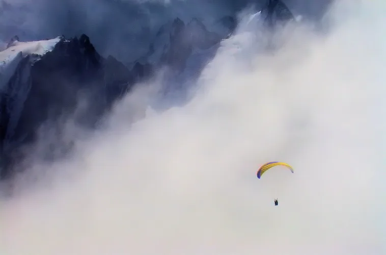 Grand Combin paragliding