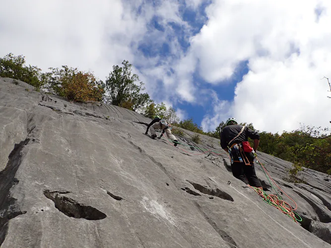 2-day multi-pitch rock climbing course near Geneva (Level II)