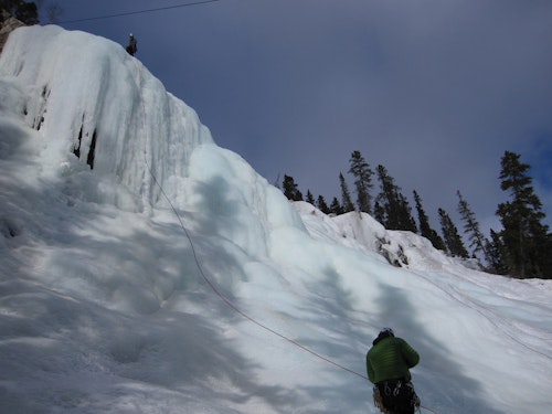 Initiation à la cascade de glace près de Canmore au Canada