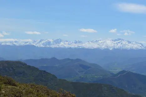 Morra de Lechugales guided ascent in Picos de Europa