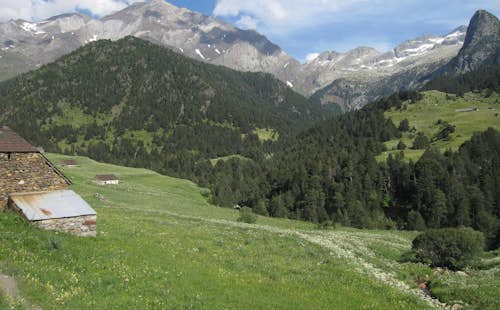 Ruta de los Tres Refugios: 6-day trek with Pico Posets summit in the Pyrenees