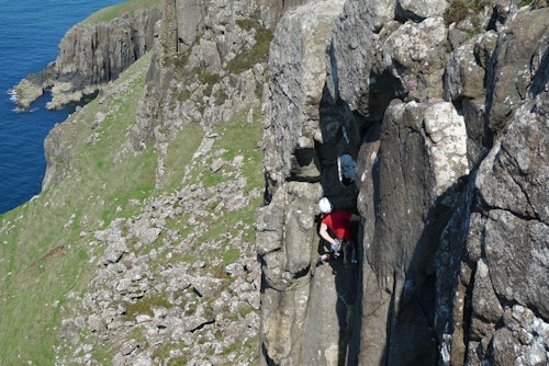 Improvised rescue course for climbers in Scotland