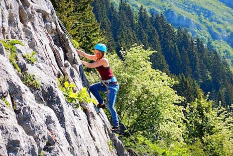 Intermediate rock climbing course in Annecy