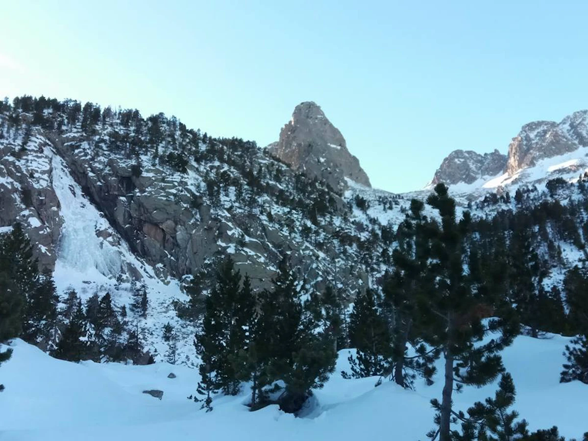 Splitboarding day trips over 2,000 meters high in the Spanish Pyrenees 2