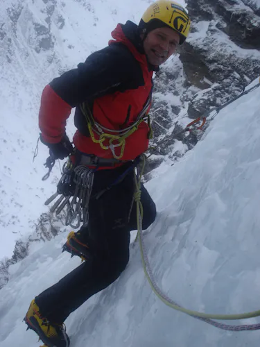 Ice climbing in Gasteiner with a guide 1