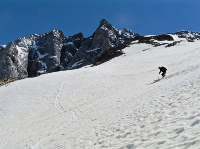 3-day splitboarding traverse to Vignemale in the Pyrenees 1